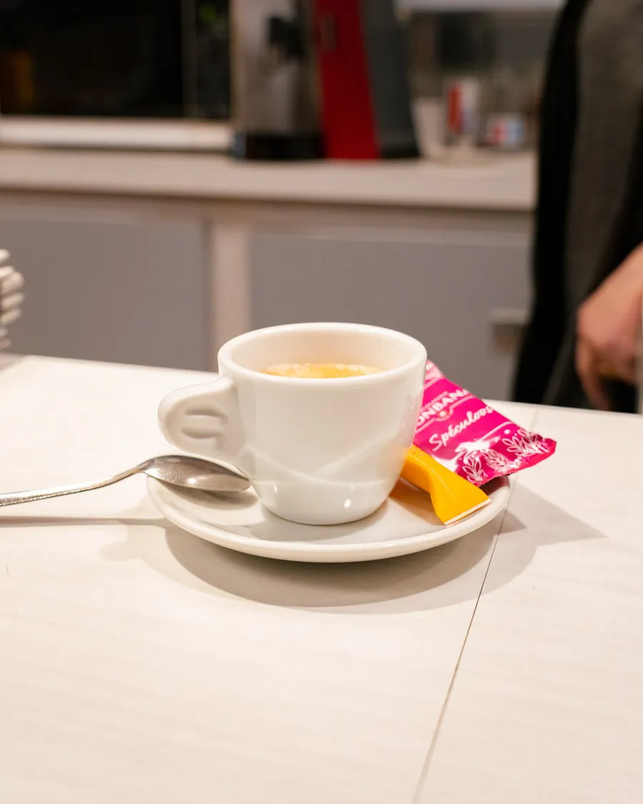 Une tasse de café posée sur le comptoir d'Au Bon Accueil, au petit matin