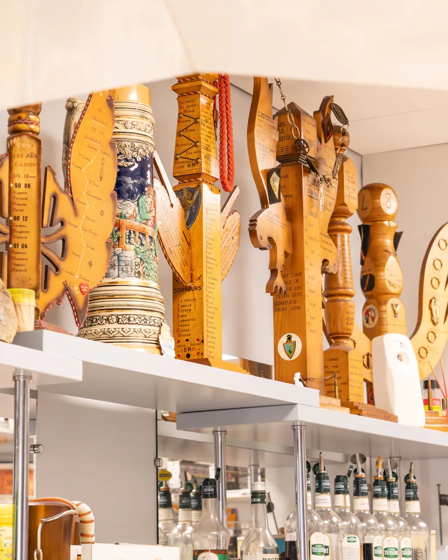 Le fond du bar d'Au Bon Accueil à Malbouzon, son comptoir et sa décoration
