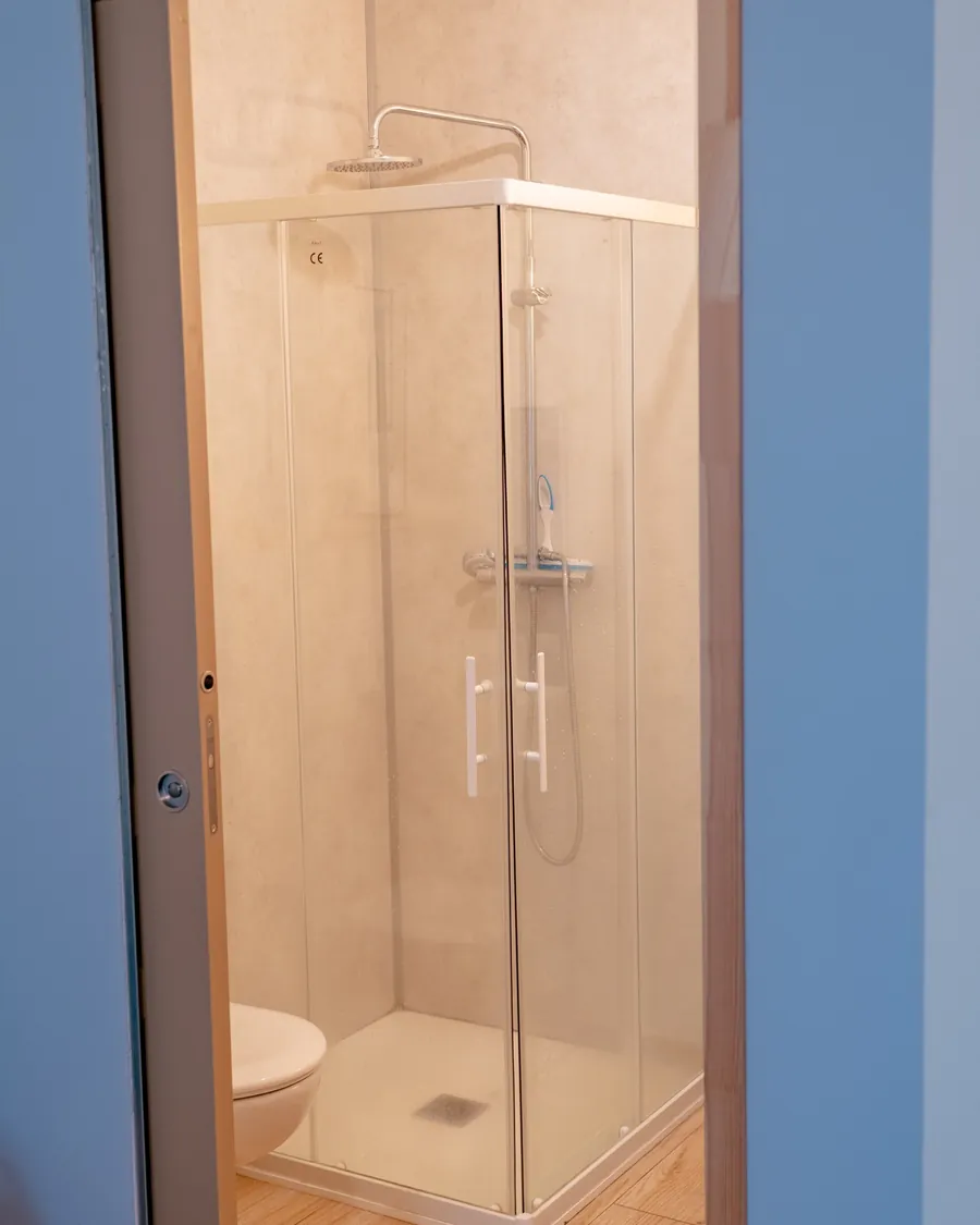Salle de bain privative du gîte de Malbouzon, douche, lavabo, miroir et WC